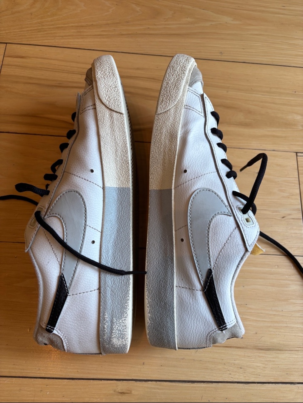 Nike White and Black Low-Top Sneakers - Picture 4 of 6